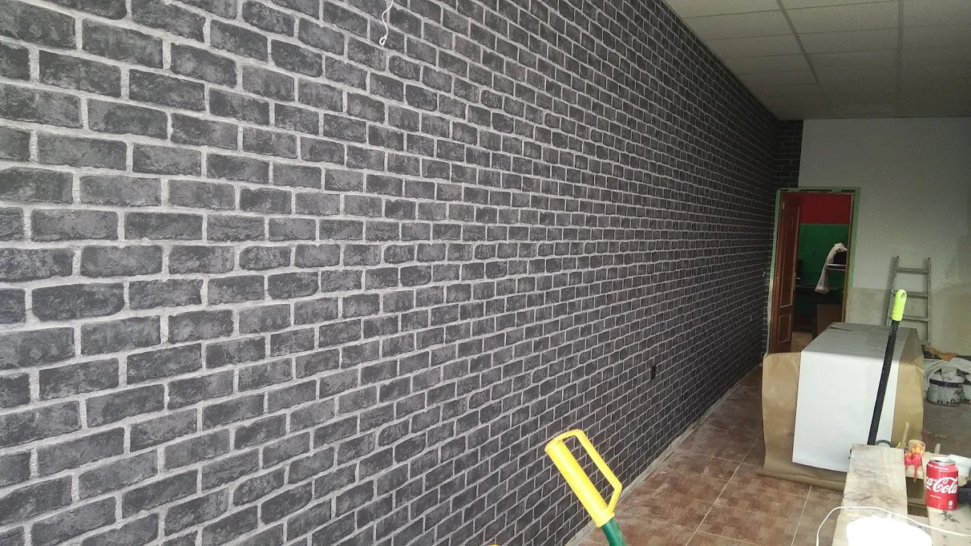 Alicatado pared local comercial con ladrillo gris caravista Madrid - Reformas Arias