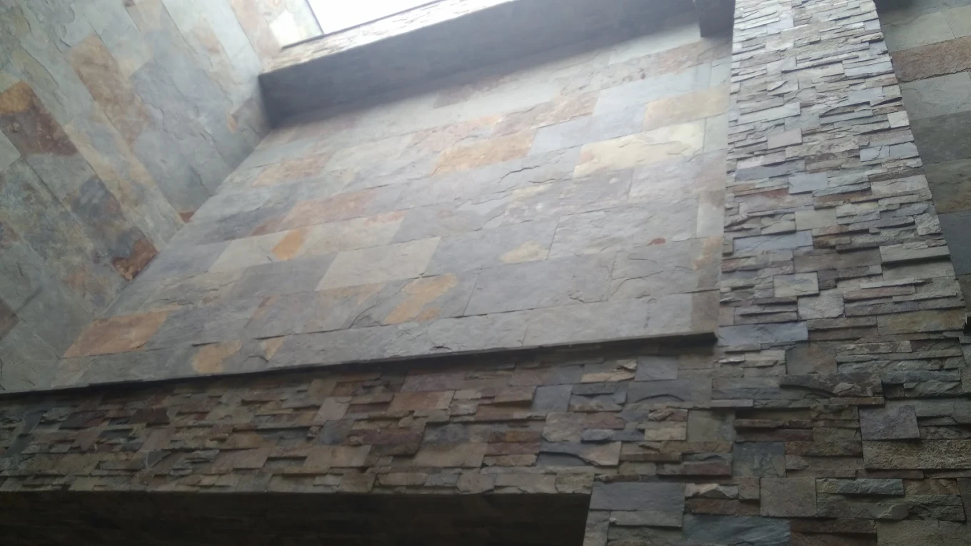 Escalera interior con pizarra natural y muro piedra vista Madrid - Reformas Arias