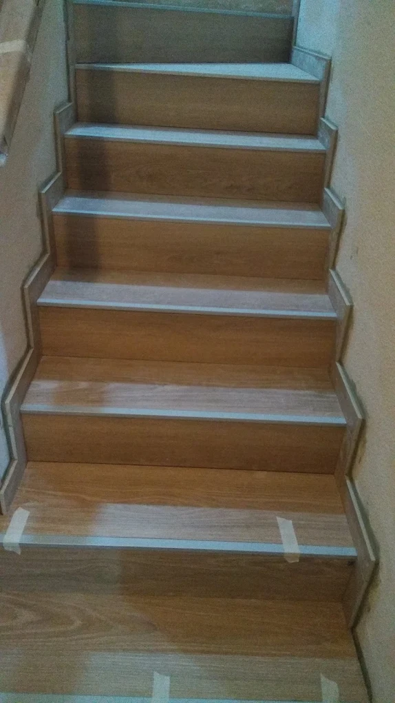 Escalera interior con porcelánico imitación madera vista completa - Reformas Arias