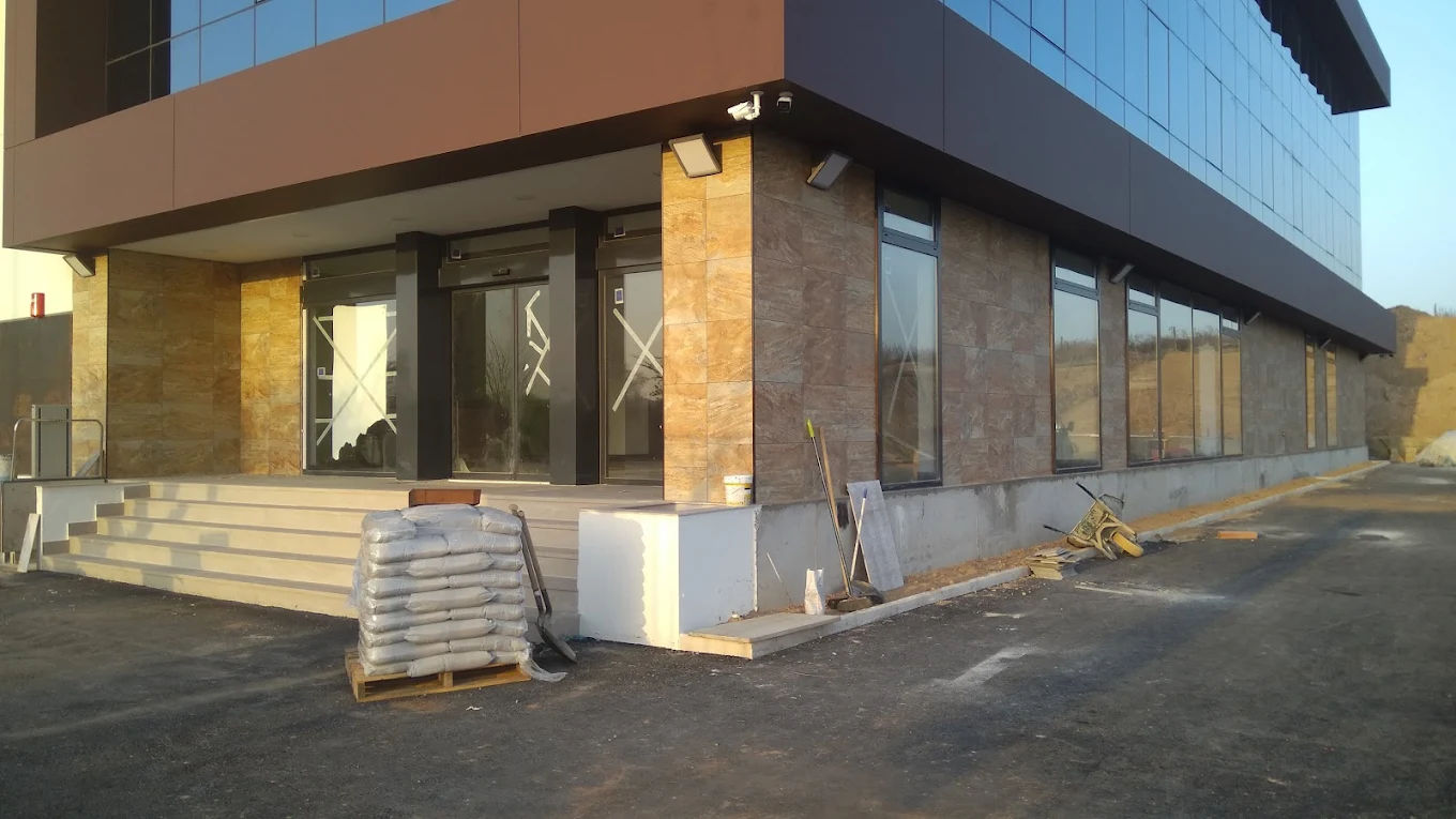 Reforma fachada edificio con alicatado exterior resistente intemperie Madrid