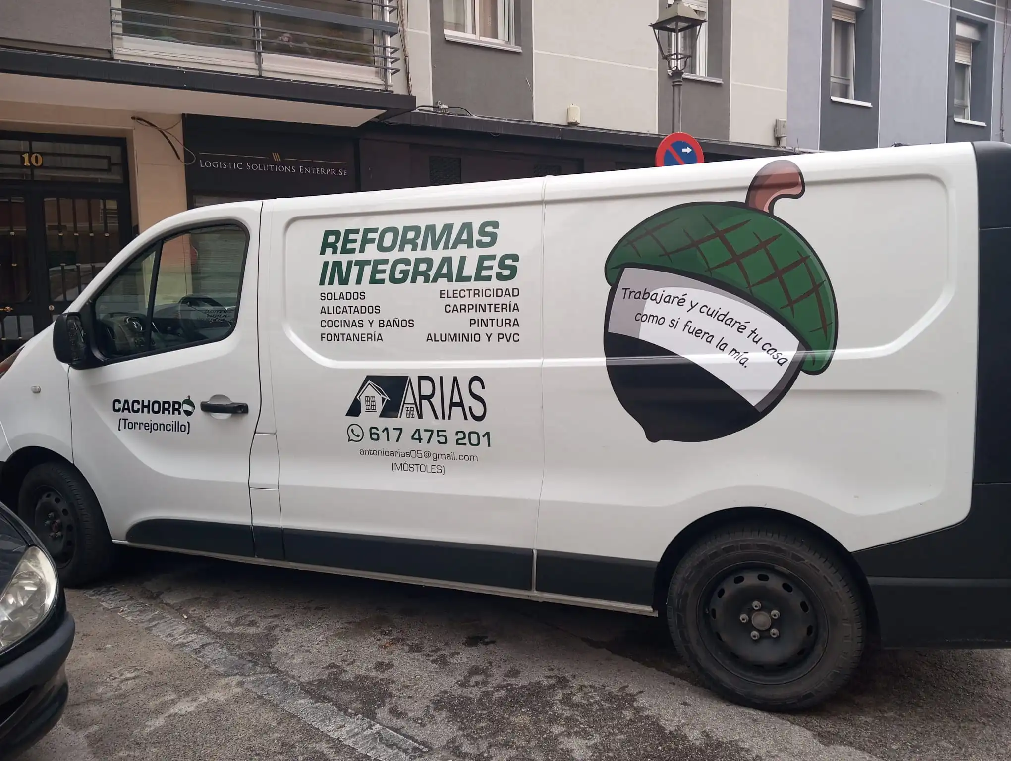 Furgoneta Reformas Integrales Arias rotulada - Empresa reformas Madrid