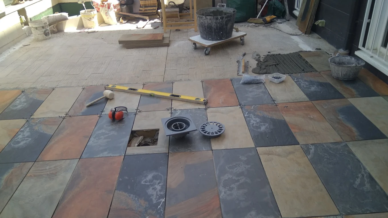 Solado terraza con pizarra multicolor en proceso de instalación Madrid